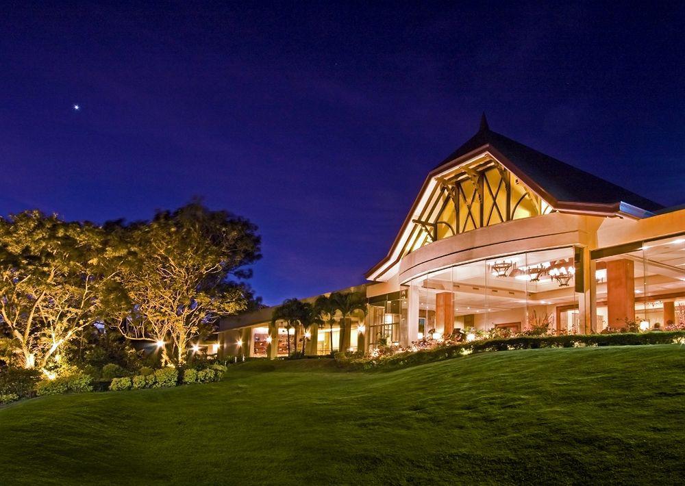Taal Vista Hotel Tagaytay City Eksteriør billede The Royal Thai Golf and Country Club