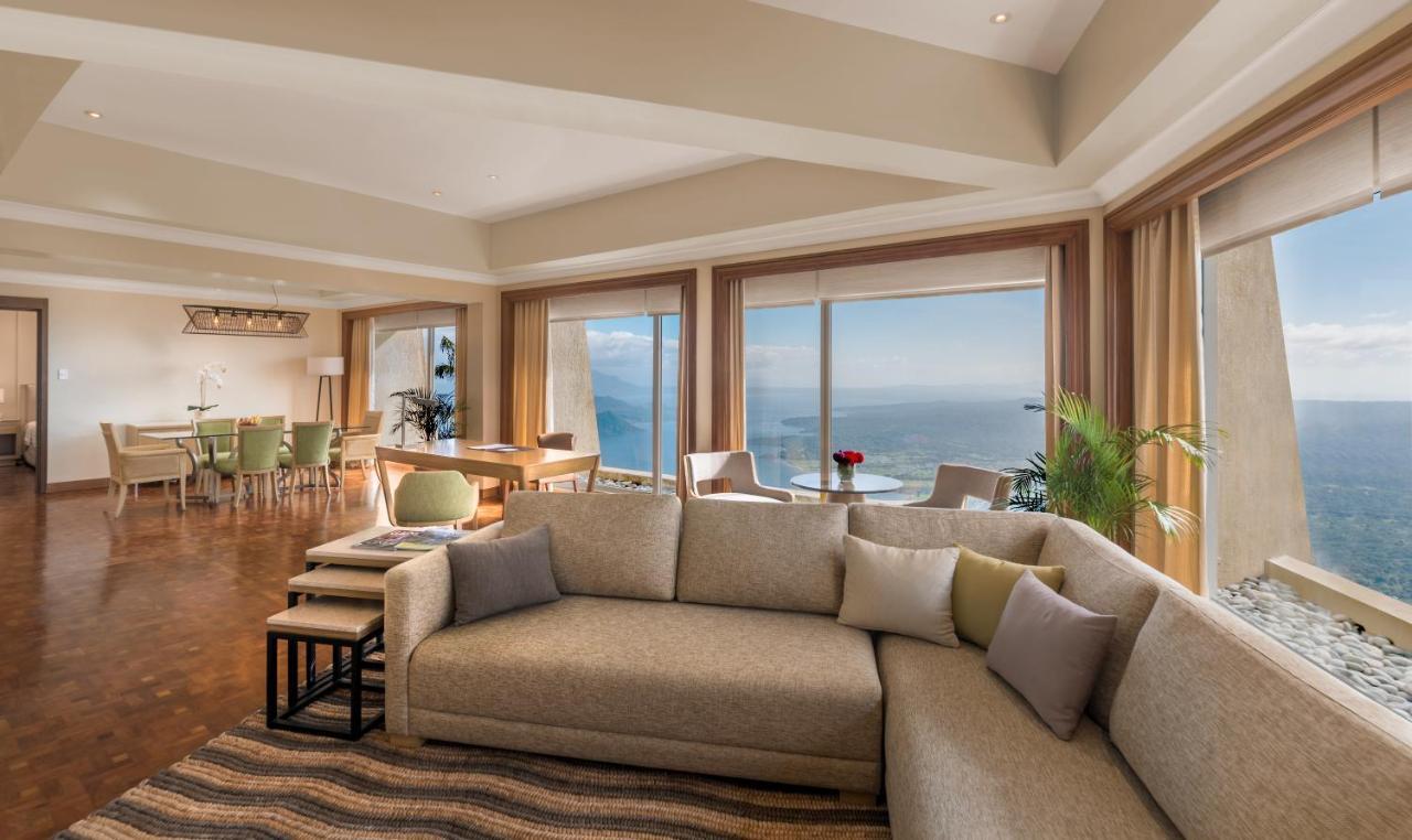 Taal Vista Hotel Tagaytay City Eksteriør billede A living room in a suite at the Four Seasons Hotel Istanbul