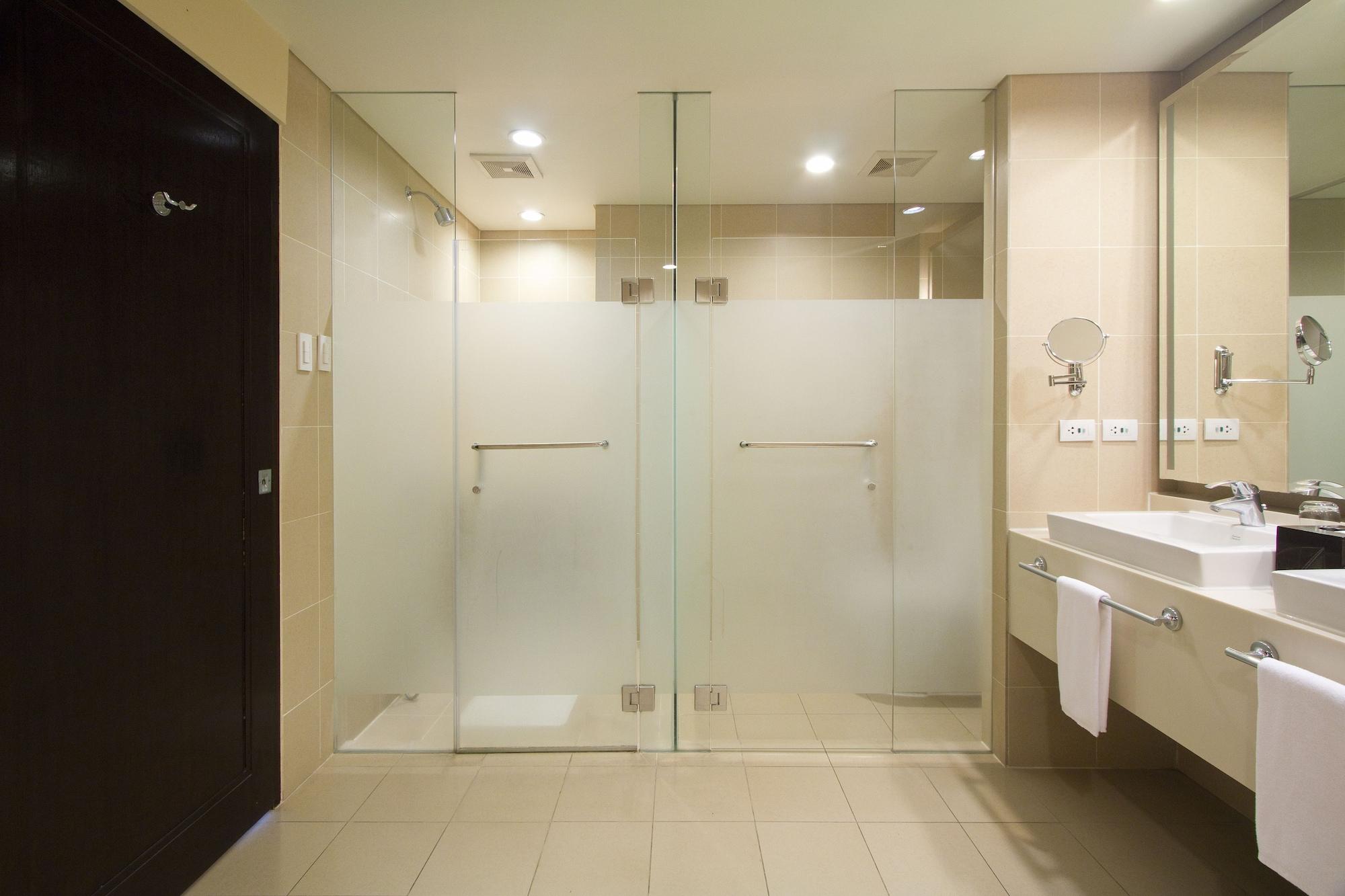 Taal Vista Hotel Tagaytay City Eksteriør billede A walk-in shower