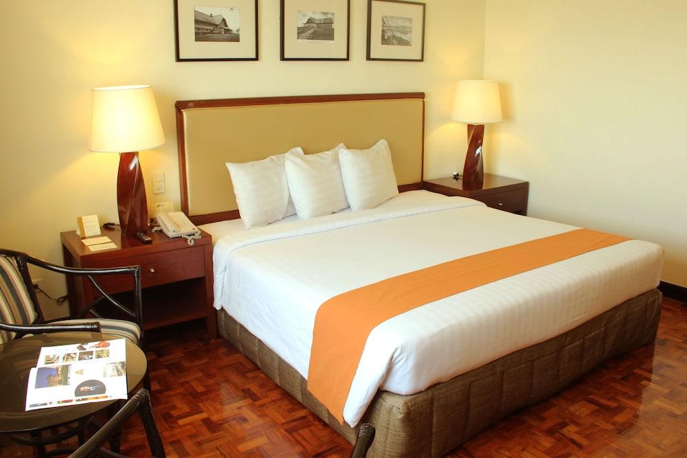 Taal Vista Hotel Tagaytay City Eksteriør billede A room at the hotel