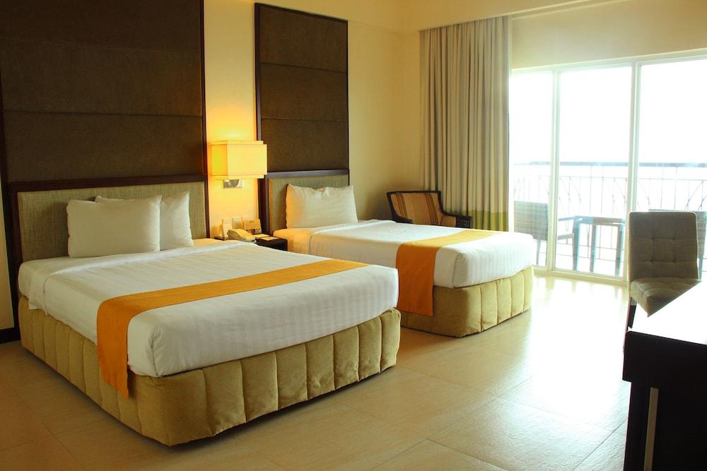 Taal Vista Hotel Tagaytay City Eksteriør billede A room at the hotel