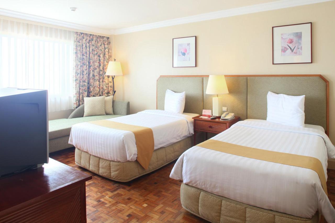 Taal Vista Hotel Tagaytay City Eksteriør billede A room at the hotel