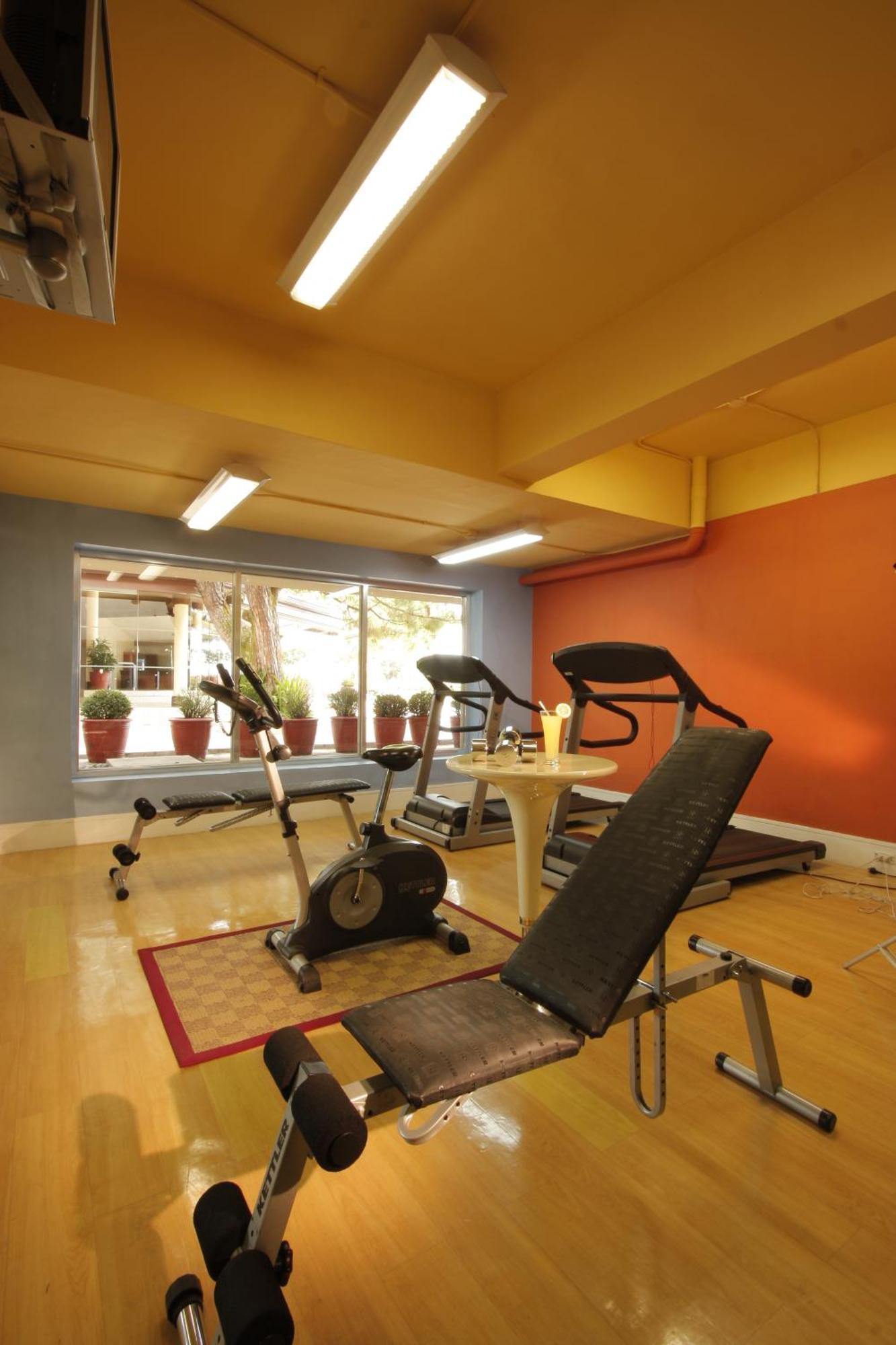 Taal Vista Hotel Tagaytay City Eksteriør billede The gym at the hotel