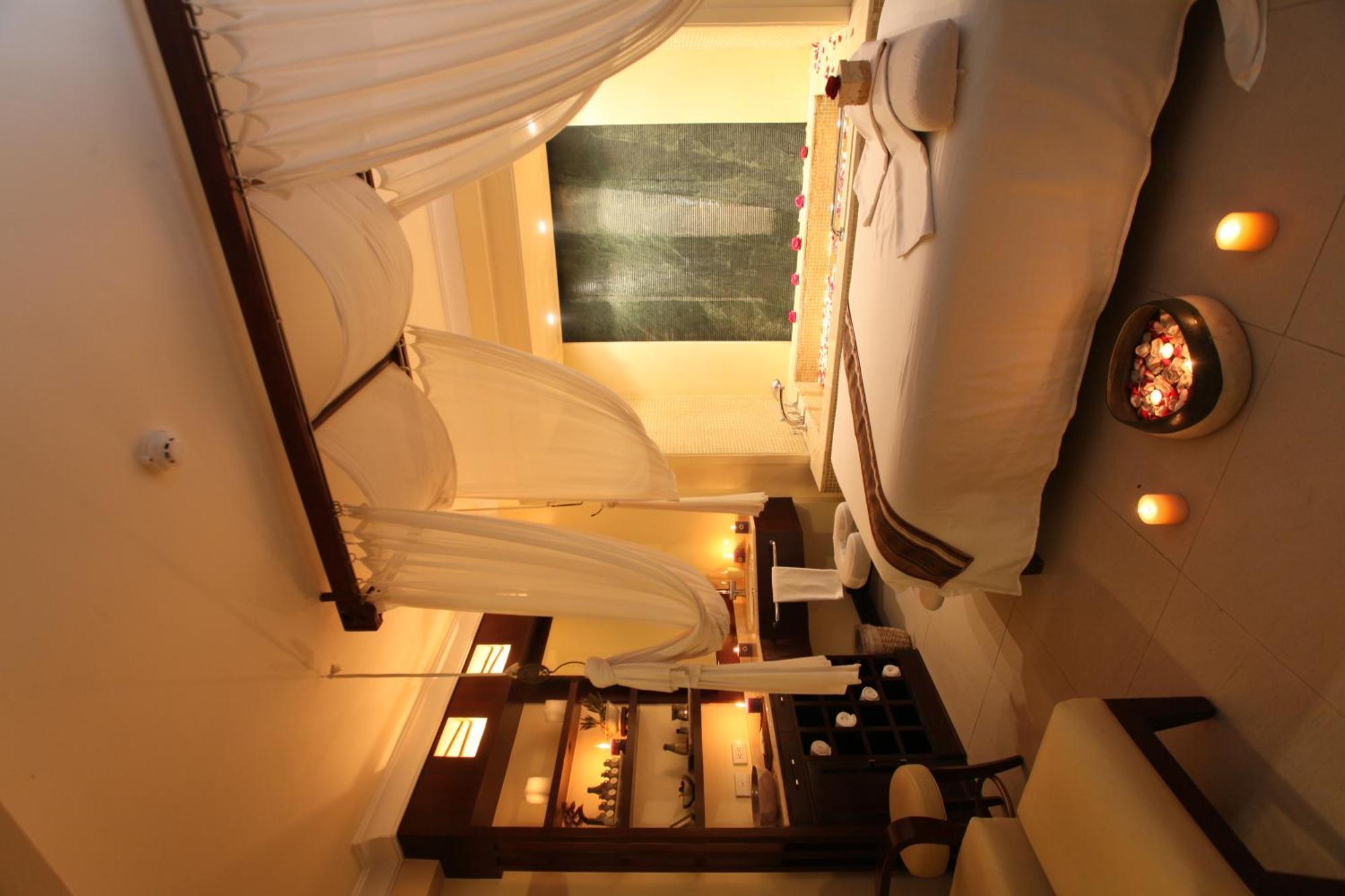 Taal Vista Hotel Tagaytay City Eksteriør billede A room at the spa