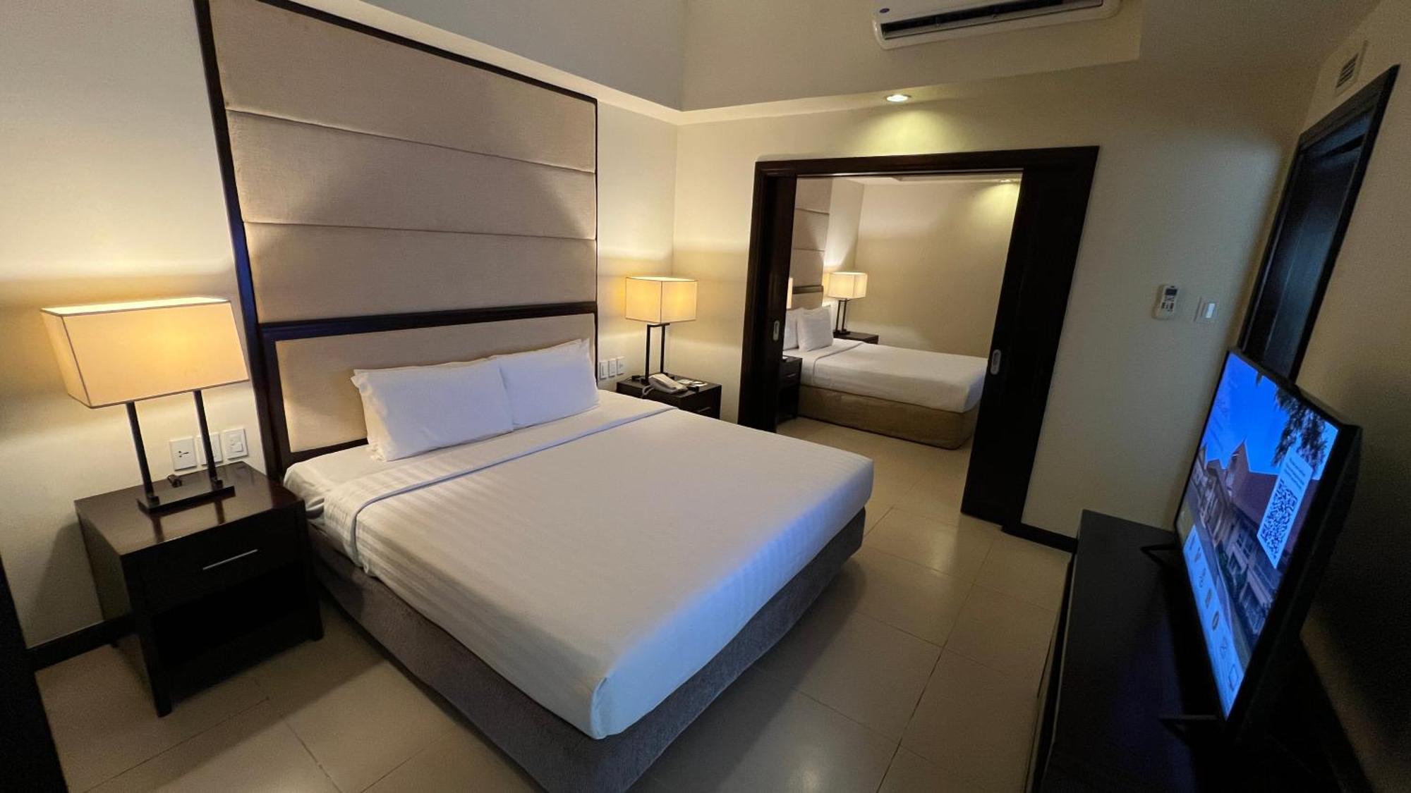 Taal Vista Hotel Tagaytay City Eksteriør billede A bedroom at the hotel