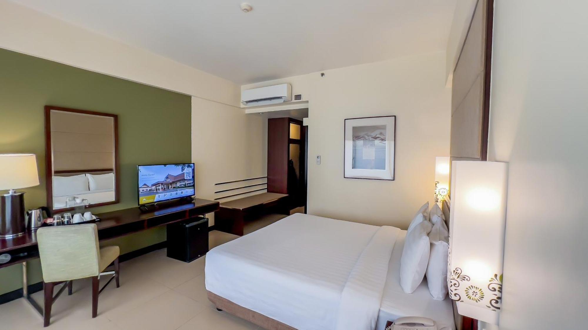 Taal Vista Hotel Tagaytay City Eksteriør billede A room at the hotel