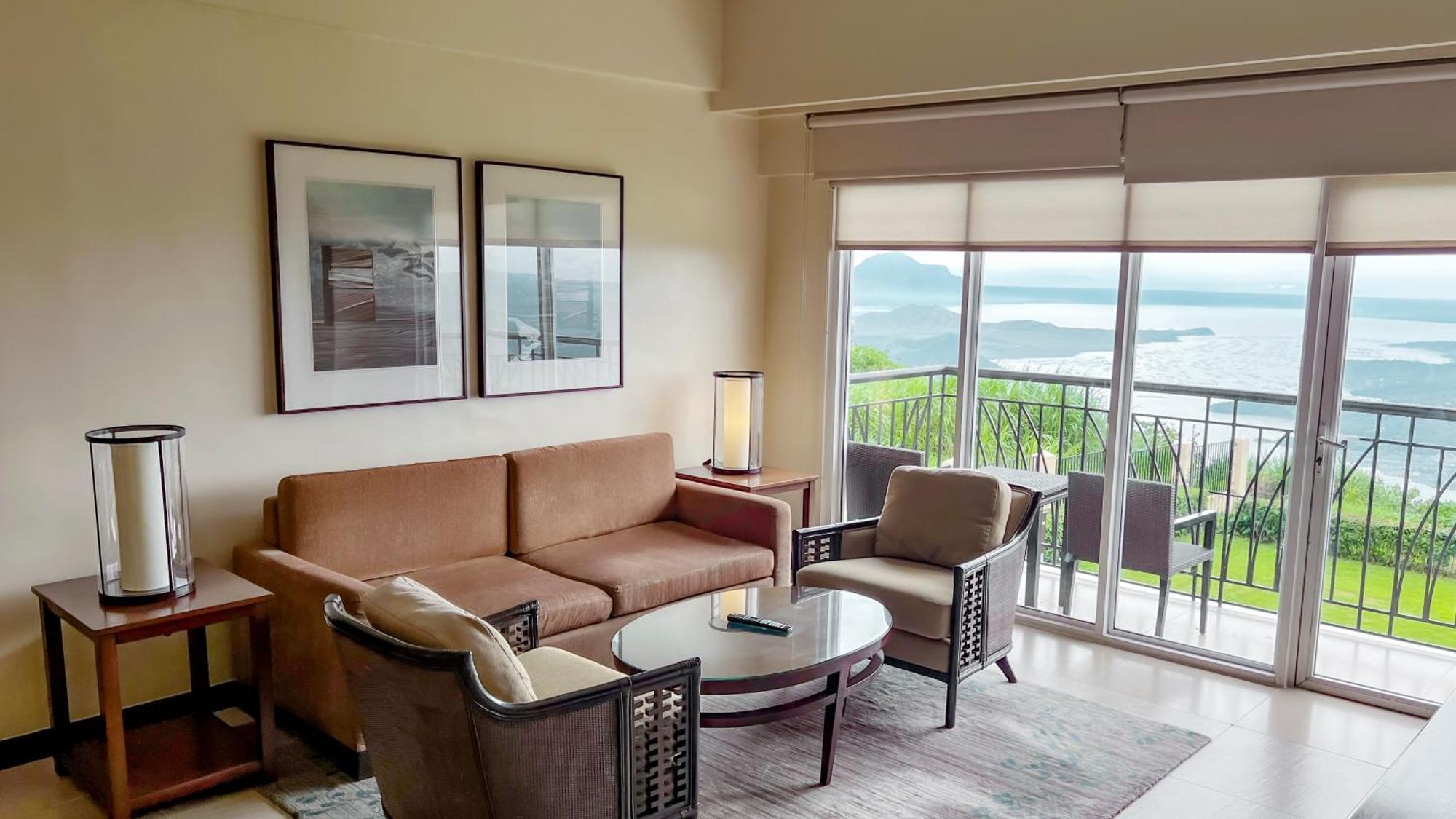 Taal Vista Hotel Tagaytay City Eksteriør billede Living room