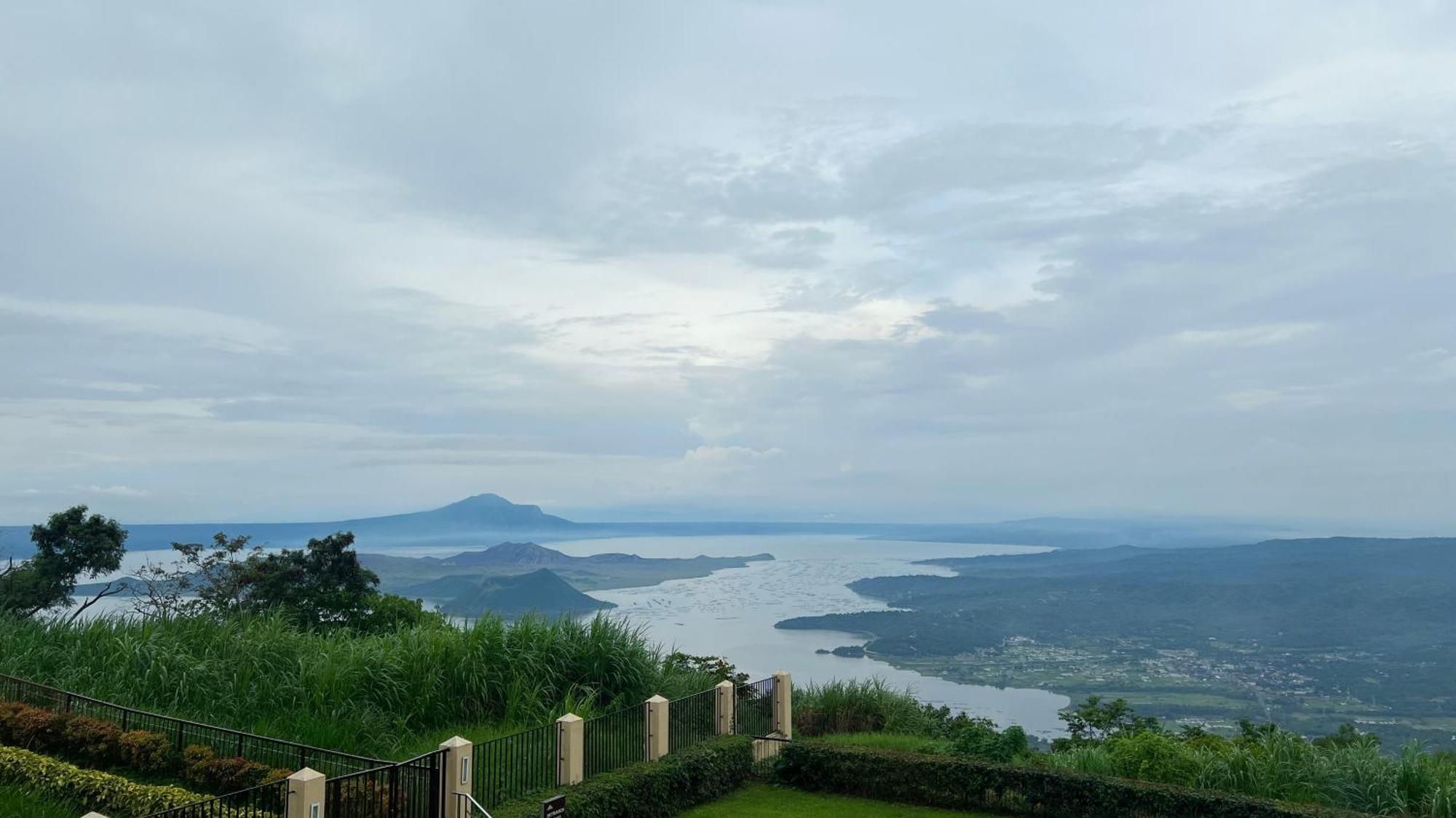 Taal Vista Hotel Tagaytay City Eksteriør billede View of the lake from the resort