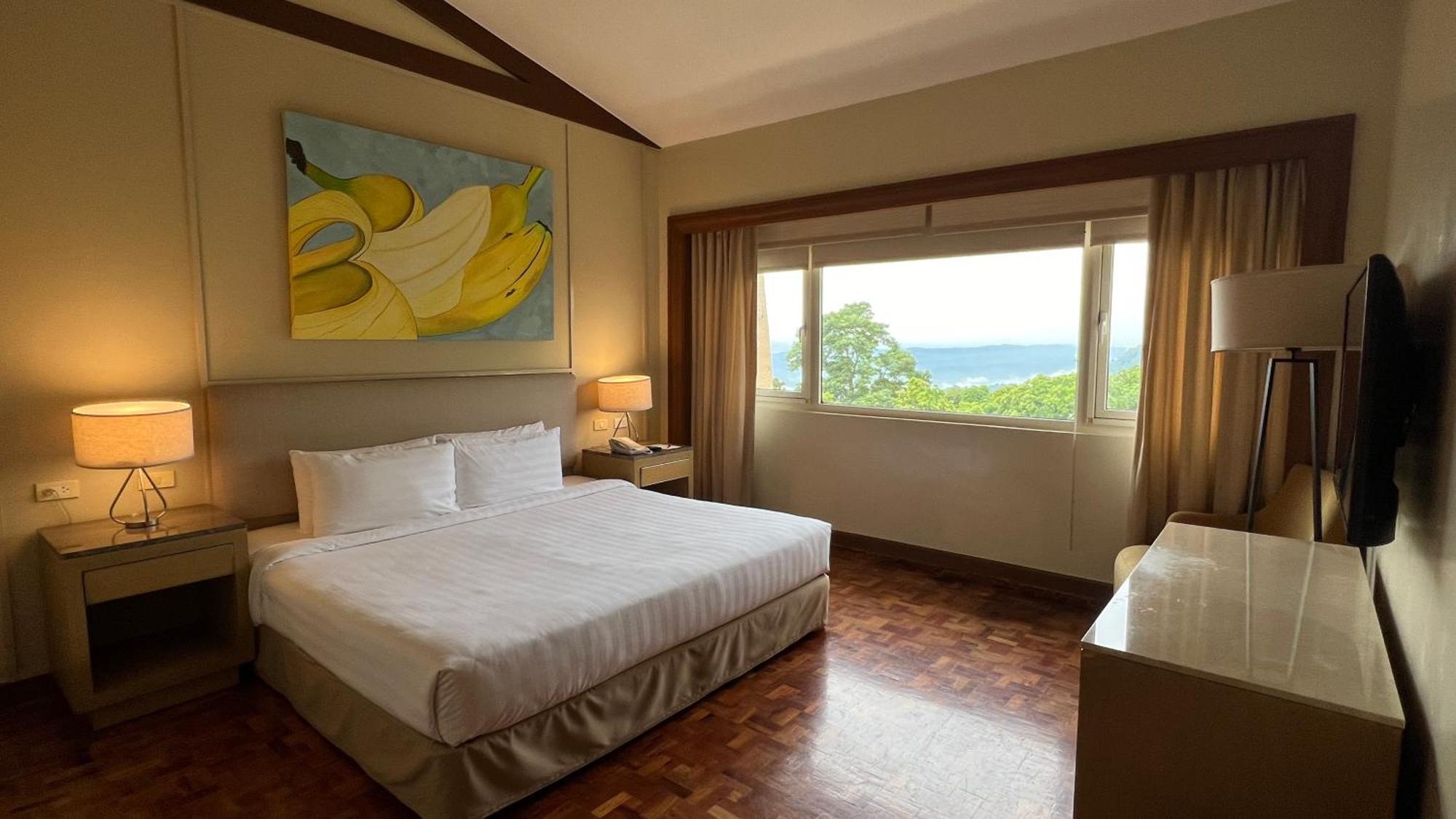 Taal Vista Hotel Tagaytay City Eksteriør billede A bedroom at the Shangri-La Hotel, Kuala Lumpur