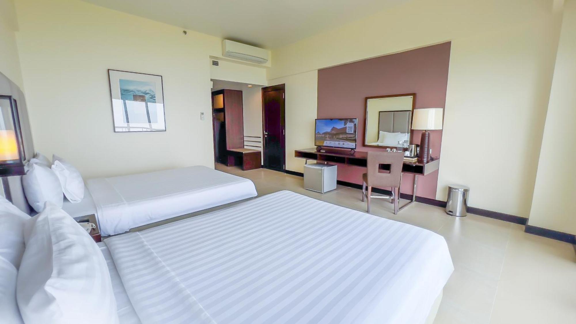 Taal Vista Hotel Tagaytay City Eksteriør billede Deluxe Room
