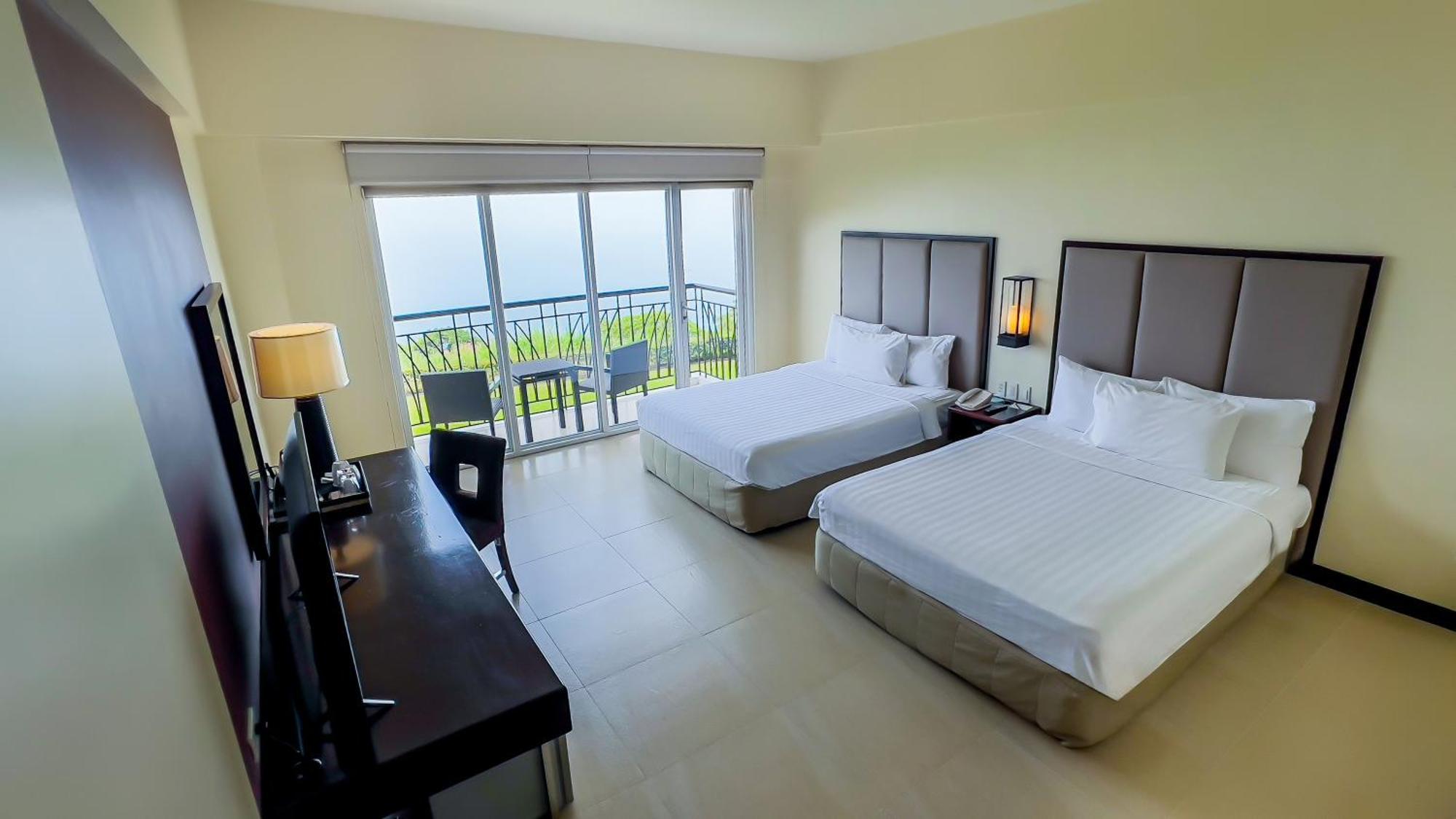 Taal Vista Hotel Tagaytay City Eksteriør billede A room at the hotel