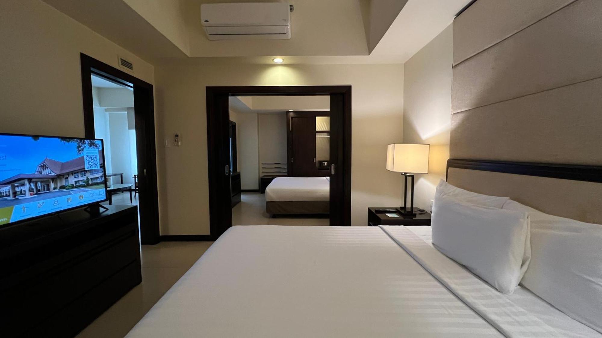 Taal Vista Hotel Tagaytay City Eksteriør billede A bedroom at the hotel