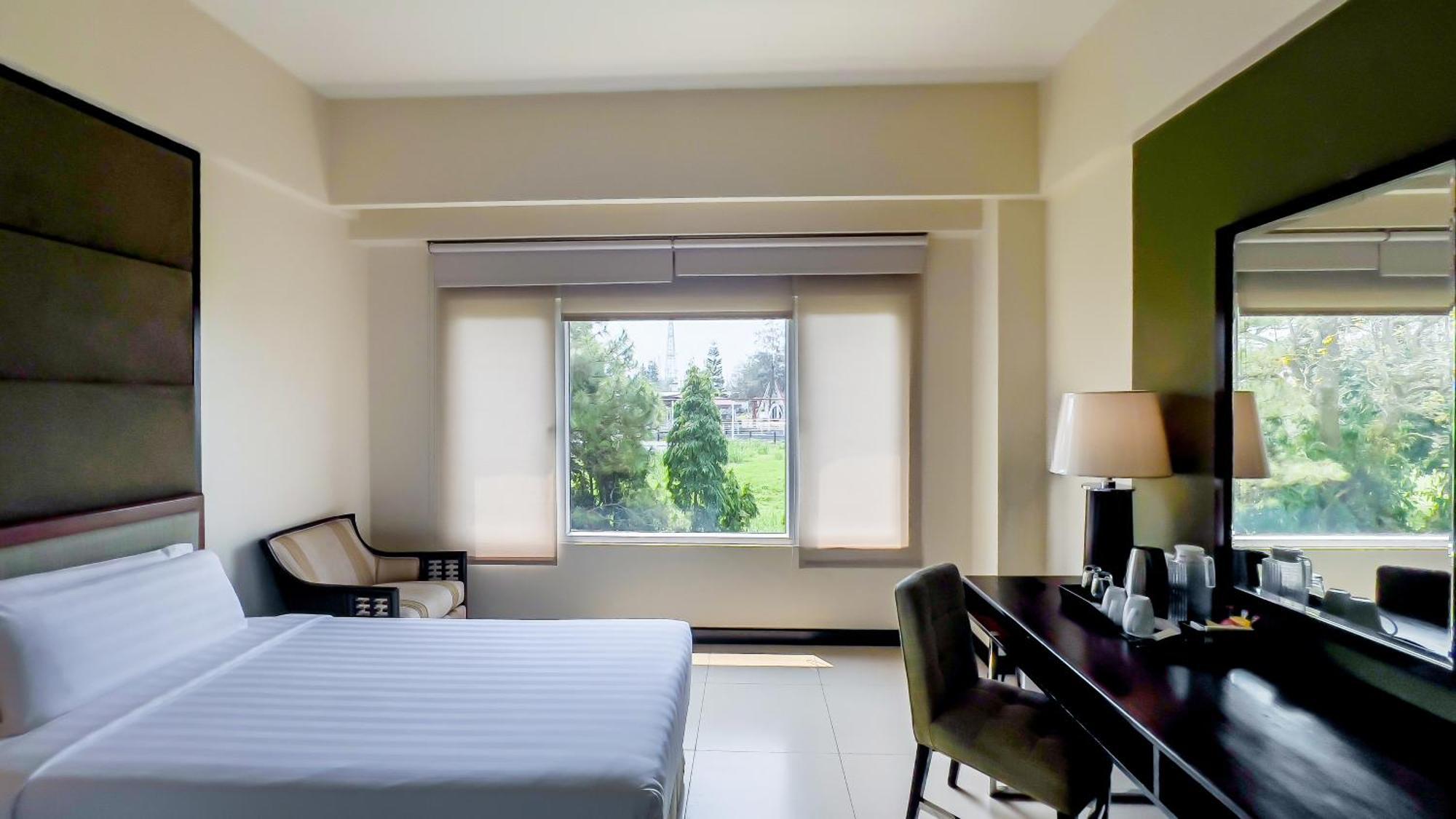 Taal Vista Hotel Tagaytay City Eksteriør billede A room at the hotel