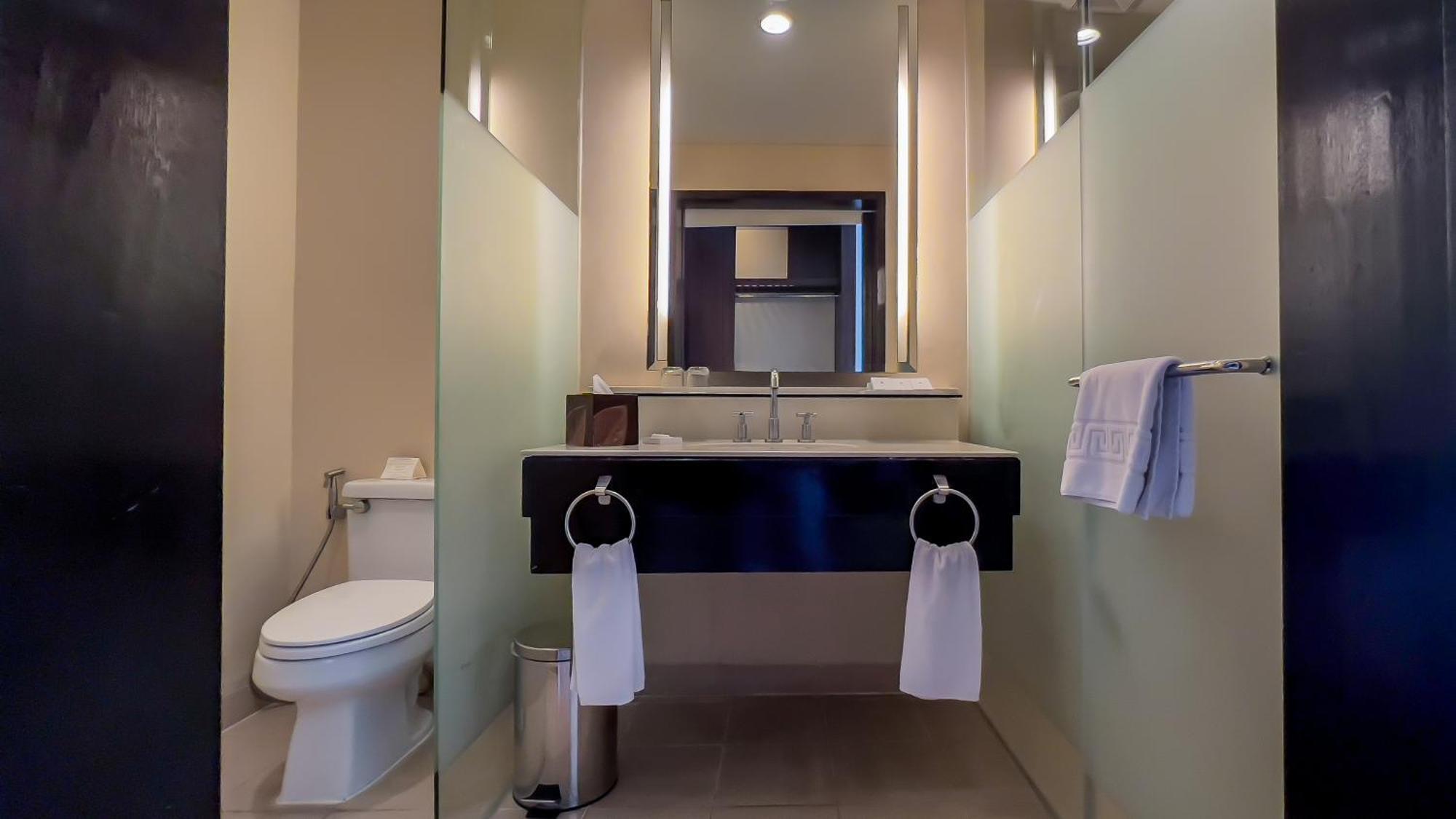 Taal Vista Hotel Tagaytay City Eksteriør billede Bathroom in a hotel
