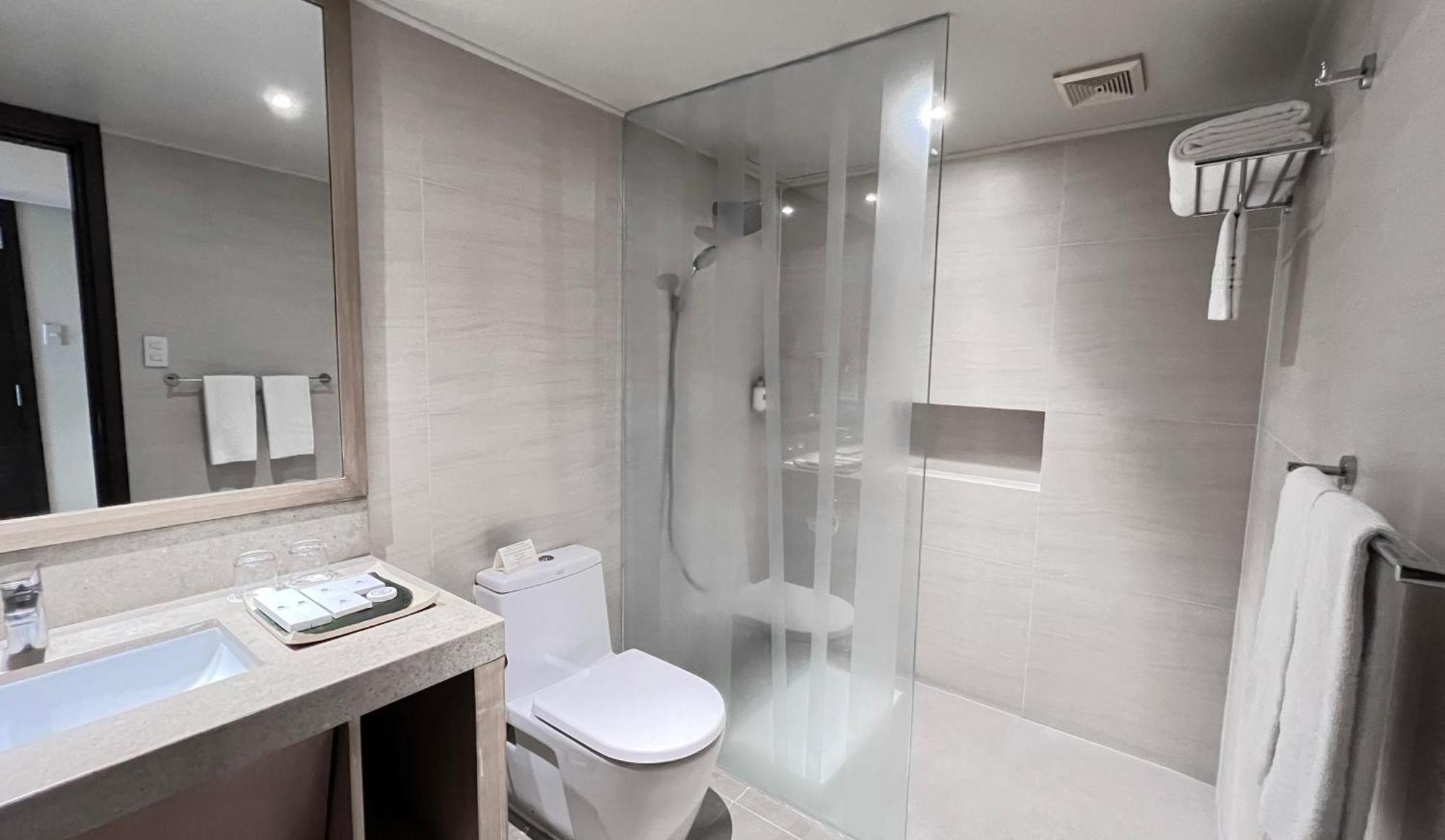 Taal Vista Hotel Tagaytay City Eksteriør billede A shower cubicle