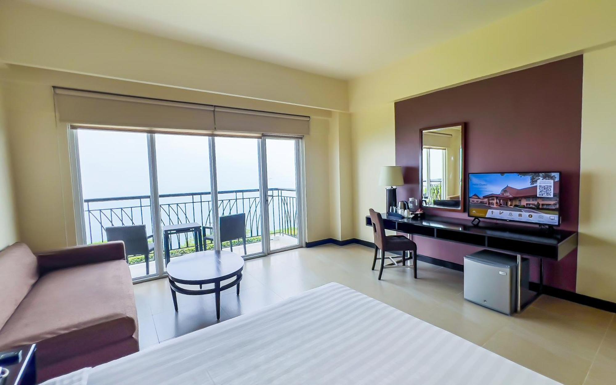 Taal Vista Hotel Tagaytay City Eksteriør billede Deluxe Ocean View