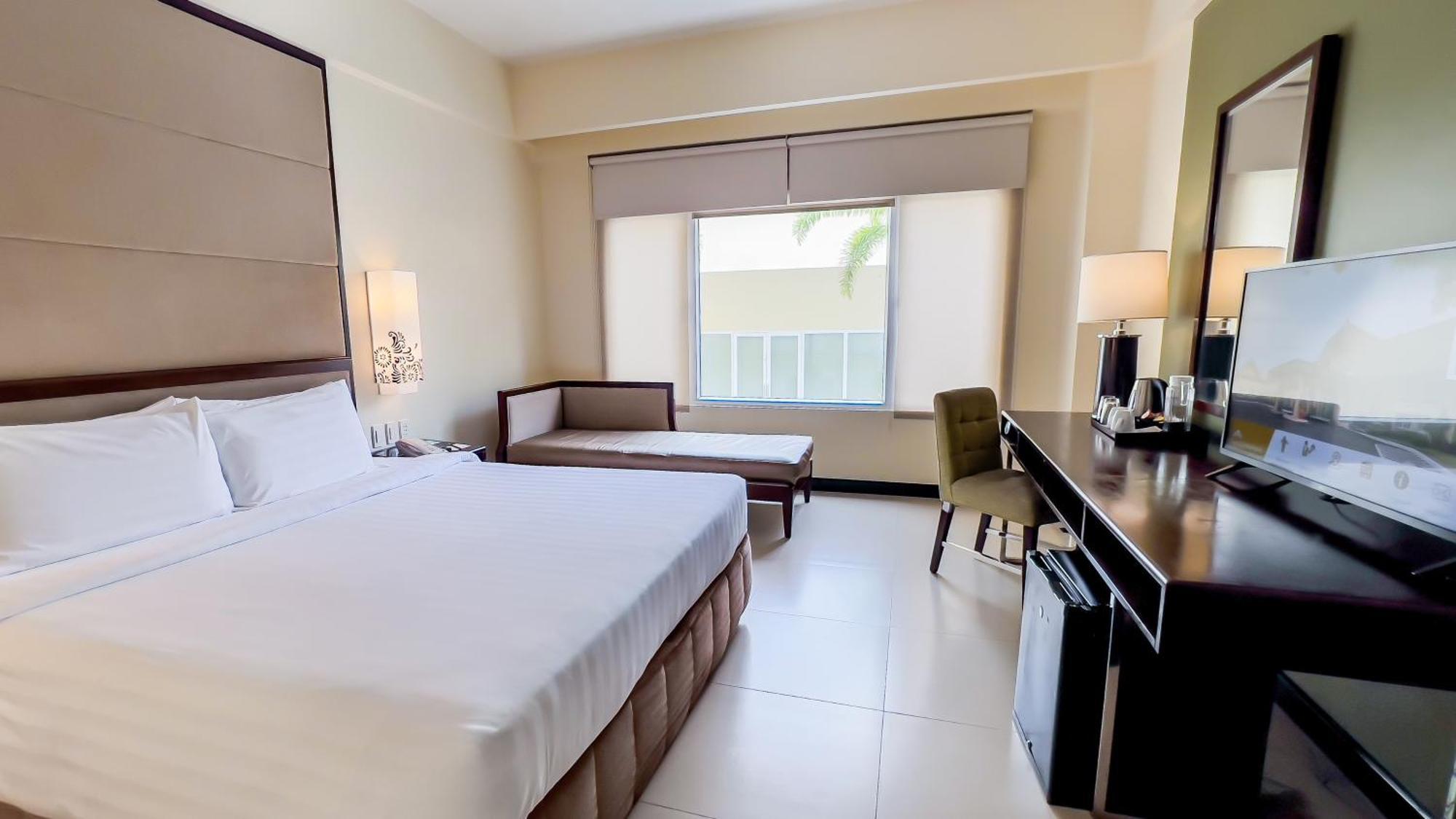 Taal Vista Hotel Tagaytay City Eksteriør billede A room at the hotel