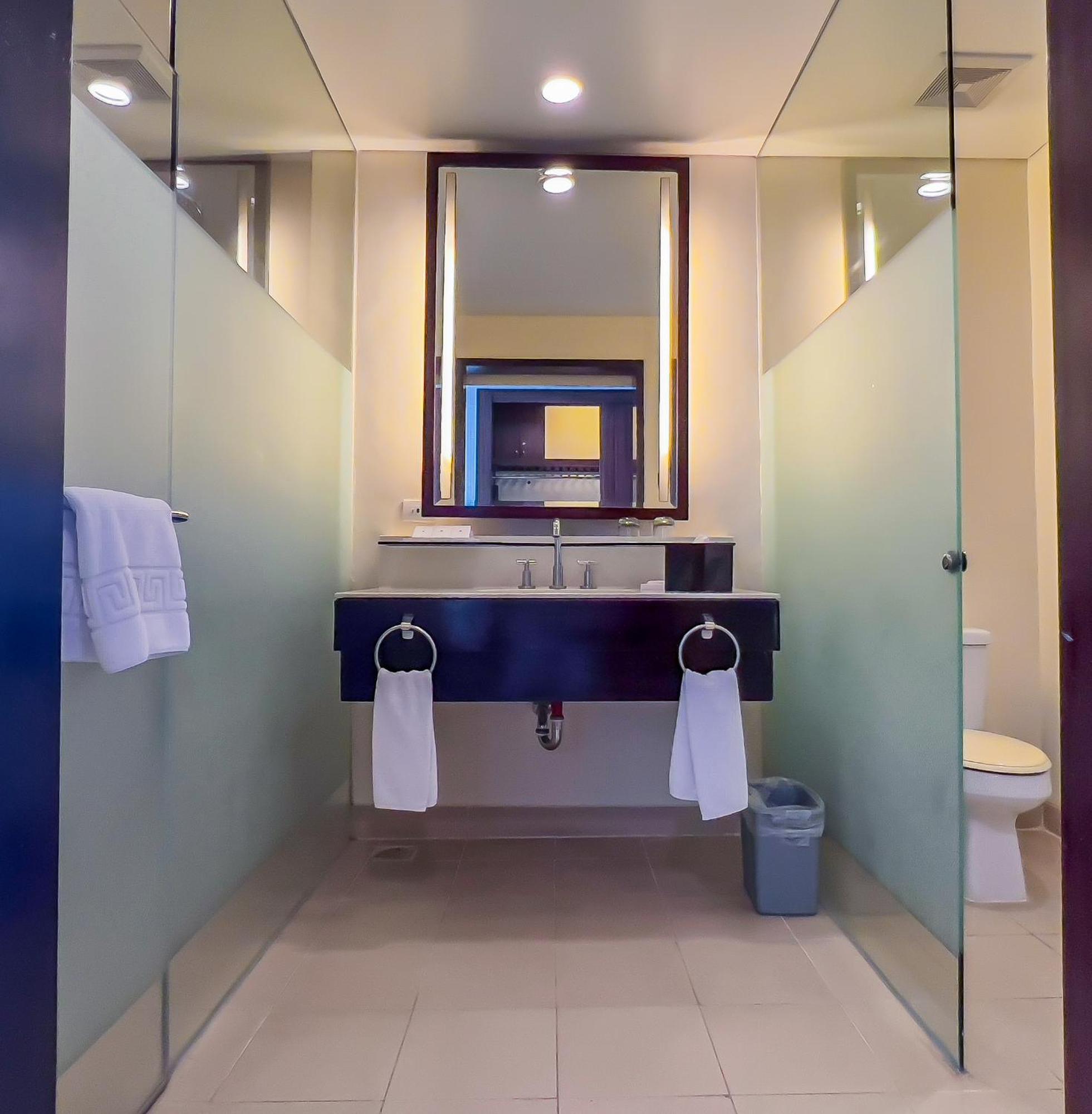 Taal Vista Hotel Tagaytay City Eksteriør billede A bathroom in a hotel