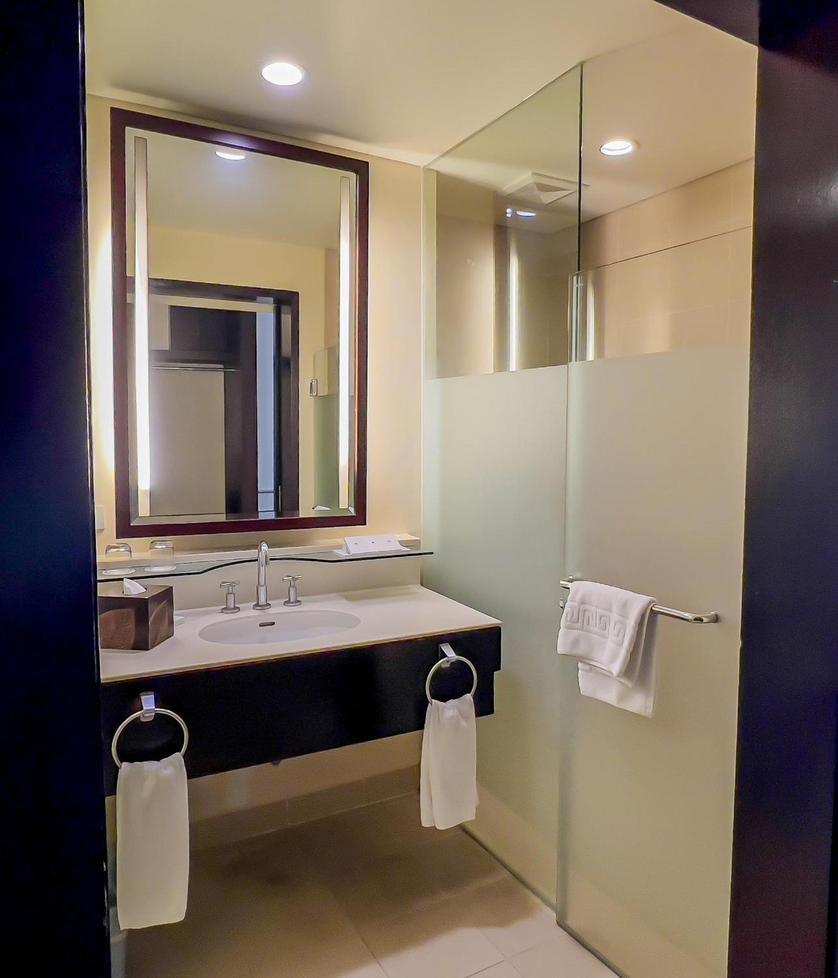 Taal Vista Hotel Tagaytay City Eksteriør billede Bathroom