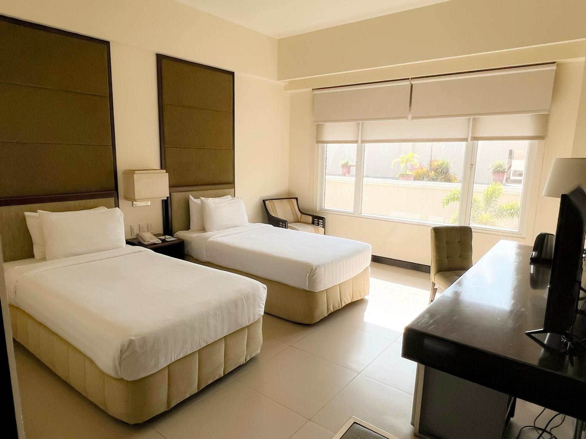 Taal Vista Hotel Tagaytay City Eksteriør billede A room at the hotel