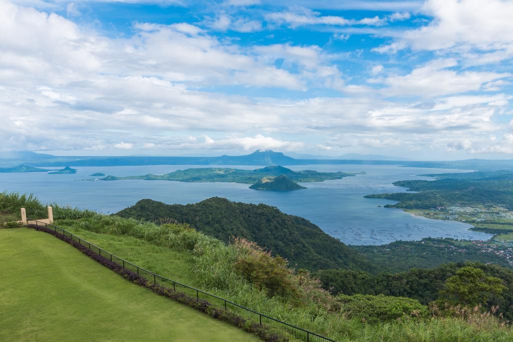 Taal Vista Hotel Tagaytay City Eksteriør billede View of Taal Volcano from Tagaytay