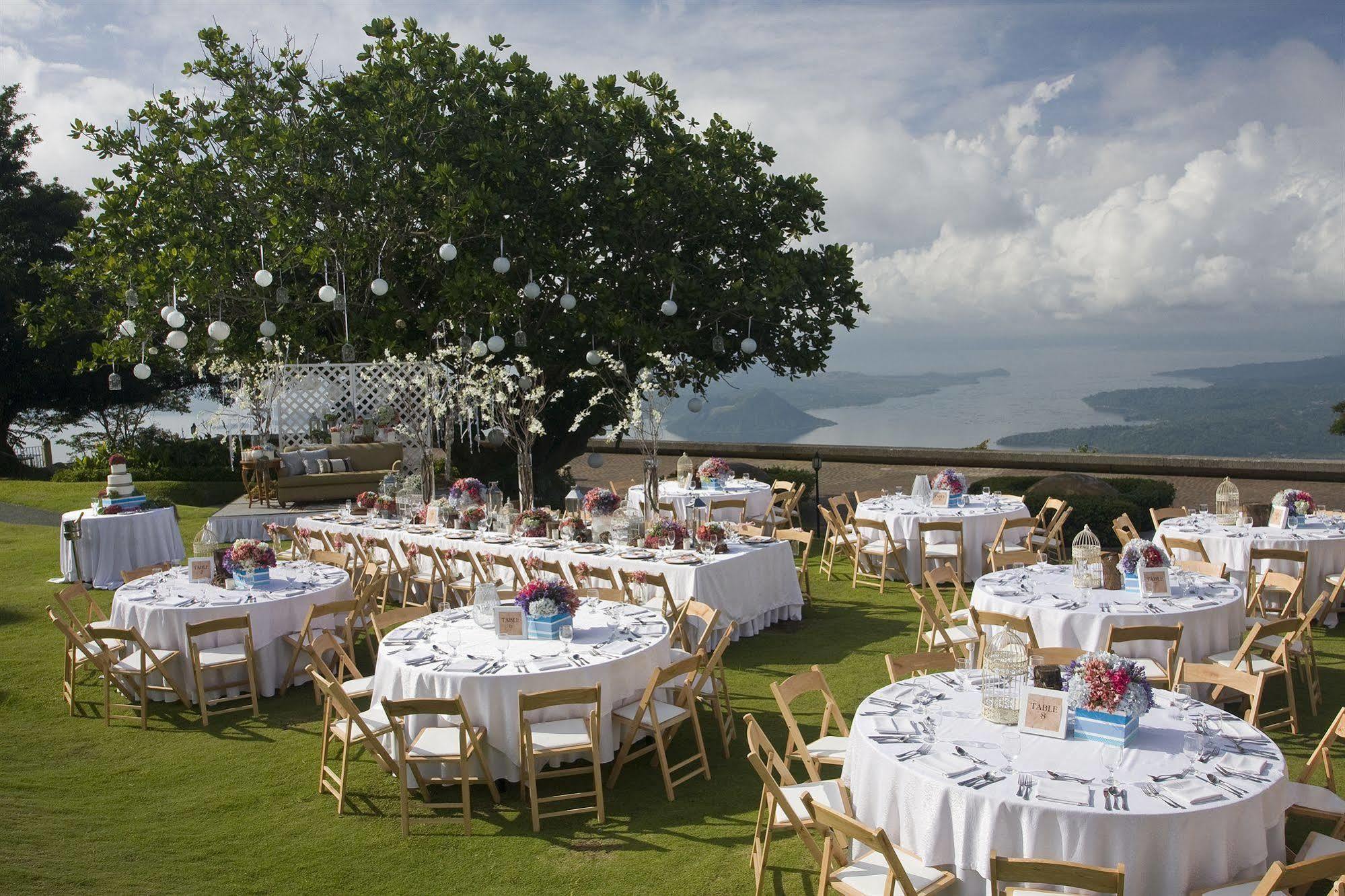 Taal Vista Hotel Tagaytay City Eksteriør billede The lawn at the Shangri-La Hotel, Manila